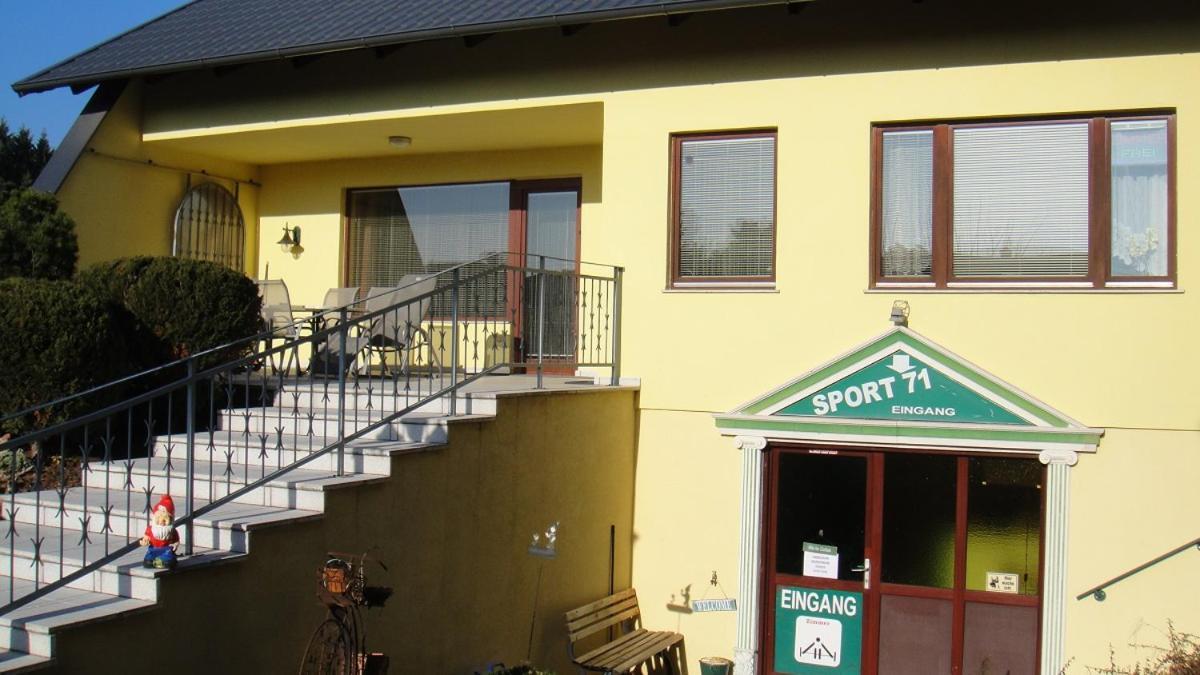 Gaestepension Sport 71 Strasshof an der Nordbahn Esterno foto